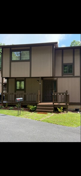 Building Photo - 24204 Woodridge Cir