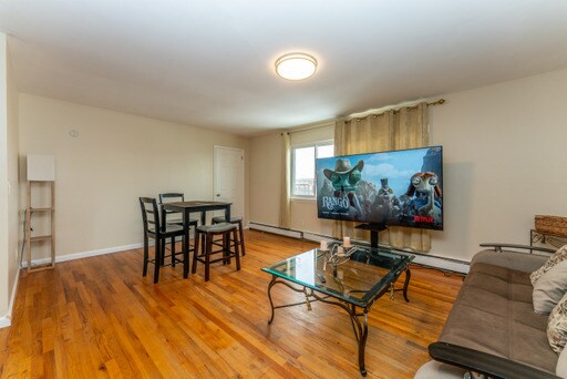 Livingroom - 4304 Meadowview Ave