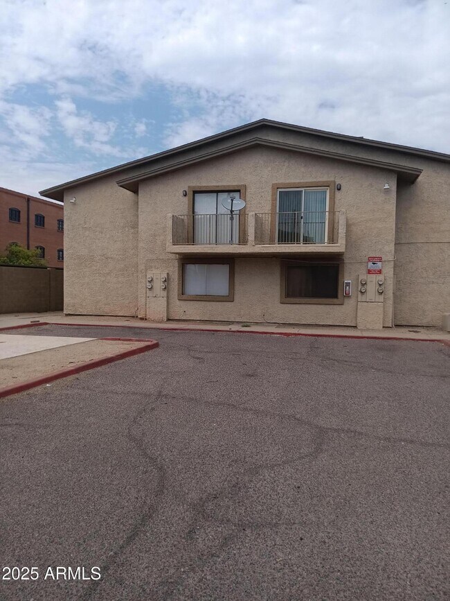 Building Photo - 1620 E Cambridge Ave