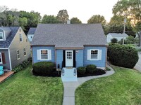 Building Photo - Cute 3 bedroom 1 1/2 bath house in Davenport