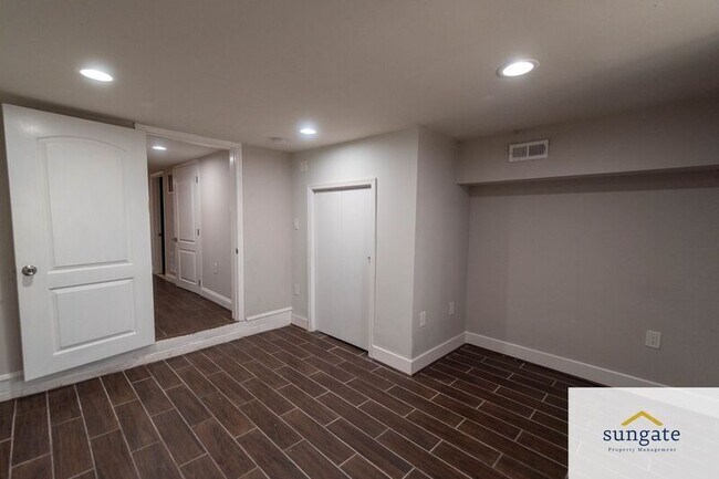 Building Photo - 442 N Linwood Ave