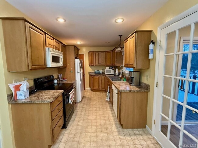 Building Photo - 230 Warn Ave