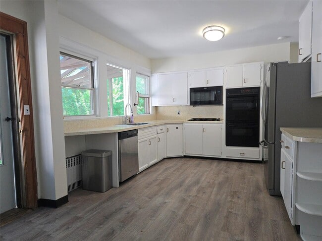 Building Photo - 134 Pelhamdale Ave