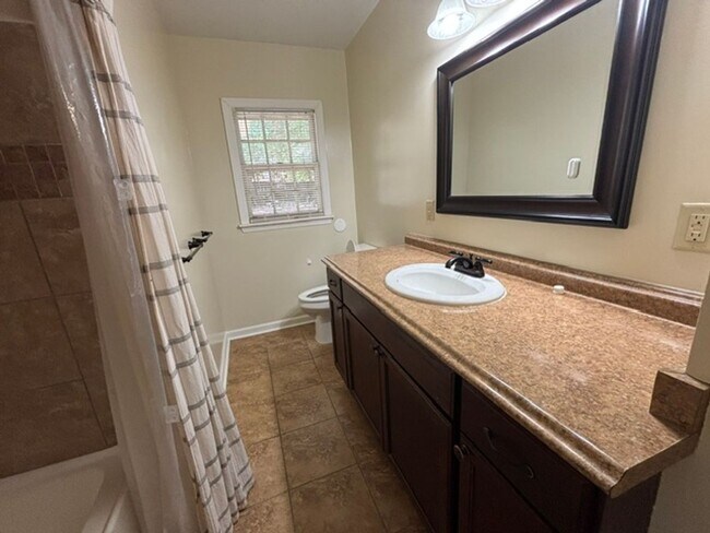 Building Photo - 1531 Iris Dr