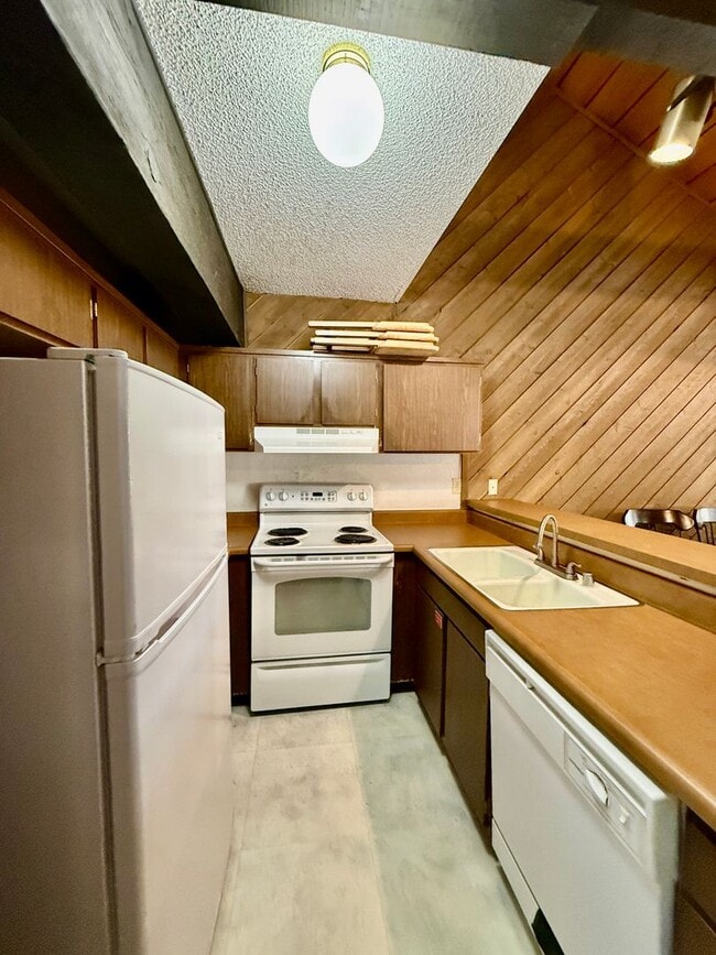 Building Photo - 1629 Majestic Pines Dr