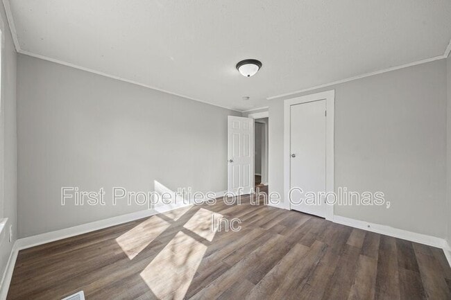 Building Photo - 1127 W 5th Ave