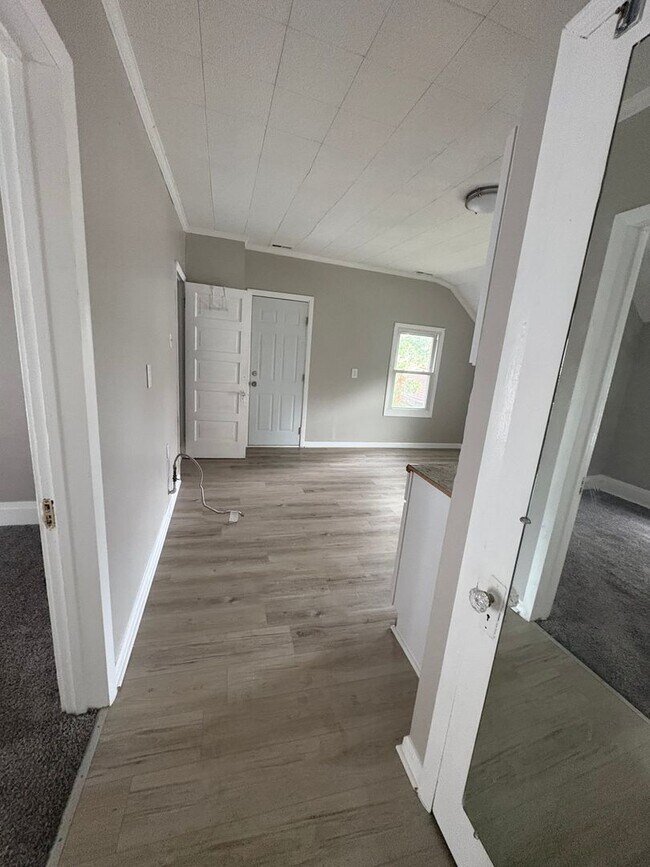 Building Photo - Lawn7100