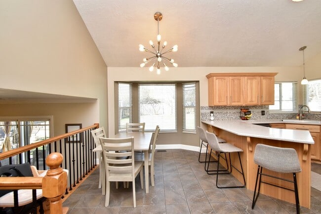 Building Photo - Spacious 4 Bed Murray Home with Huge Private Yard!