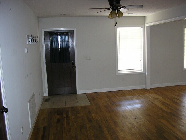 Building Photo - 1521 Normalview Dr