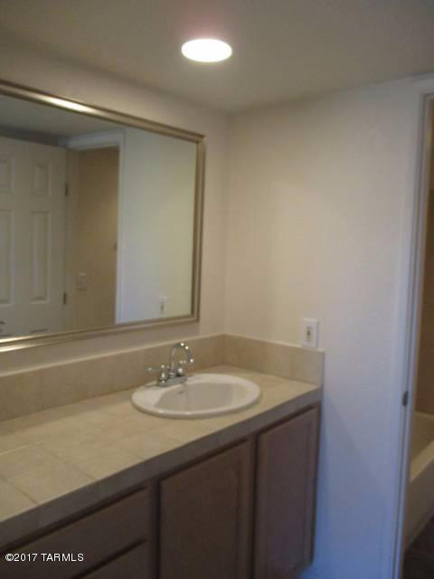 Building Photo - 5051 N Sabino Canyon Rd