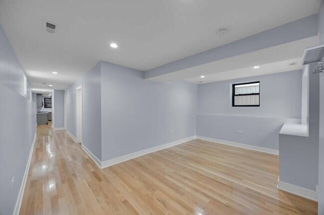 Building Photo - 2046 W Moffat St