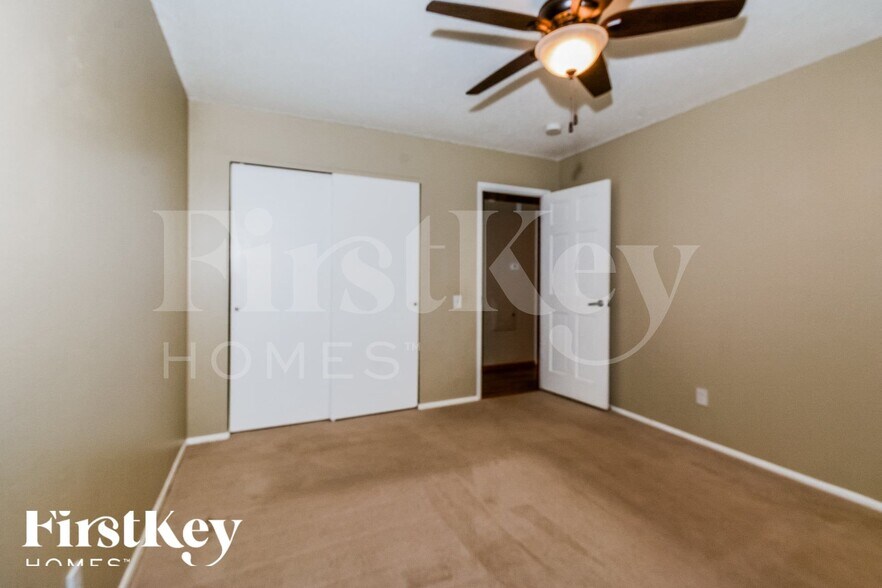 Building Photo - 12082 Foxpoint Dr