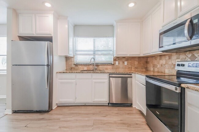 Building Photo - 3 BR/2BA | Updated Single Family Home |  Large backyard