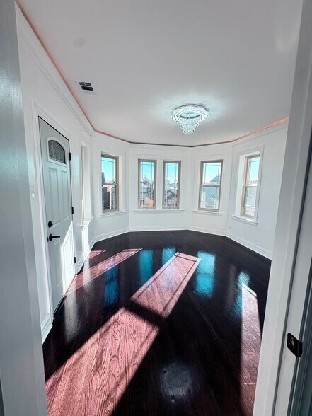 Building Photo - 2026 W McLean Ave