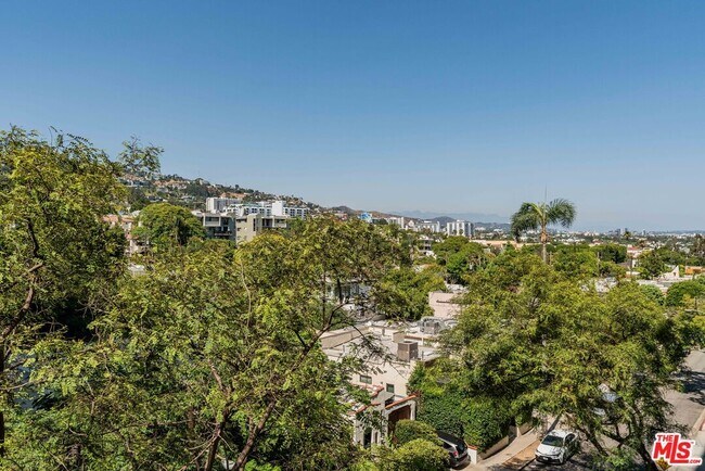 Building Photo - 818 N Doheny Dr