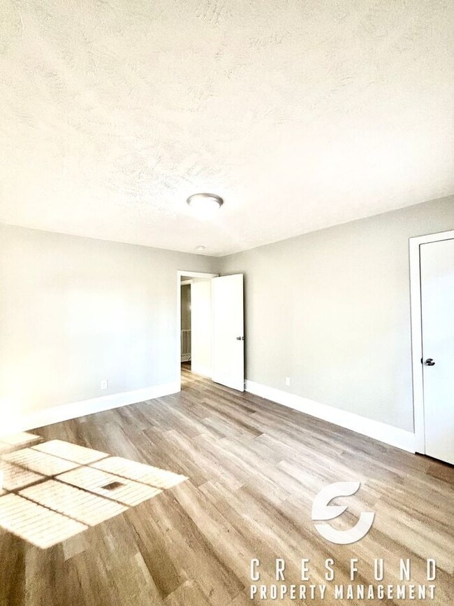 Building Photo - Adorable 2 Bedroom 1 Bathroom Ready for Mo...