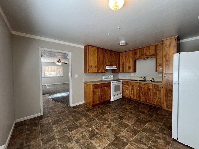 Building Photo - Charming West Side Upper-Level Duplex for ...