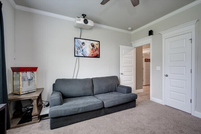 Building Photo - 707 Navan Ln