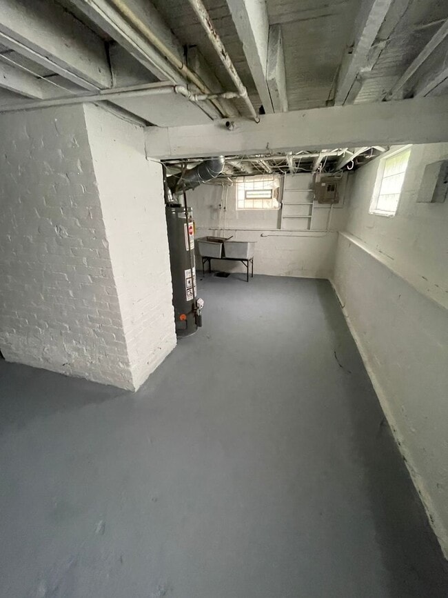 Building Photo - Section 8 Accepted! 3br 2-Story House