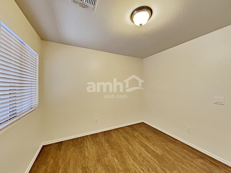 Building Photo - 16043 W Vogel Ave