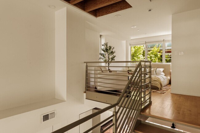 Building Photo - 3450 Cahuenga Blvd W