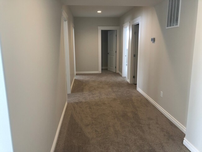 Building Photo - Beautiful 5 bedroom, 4 bath home with wrap...