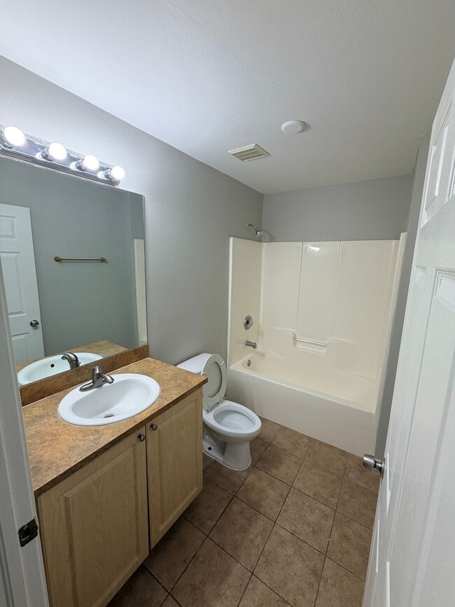 Building Photo - 3 bedrooms and 2 baths! FRESHLY RENOVATED!