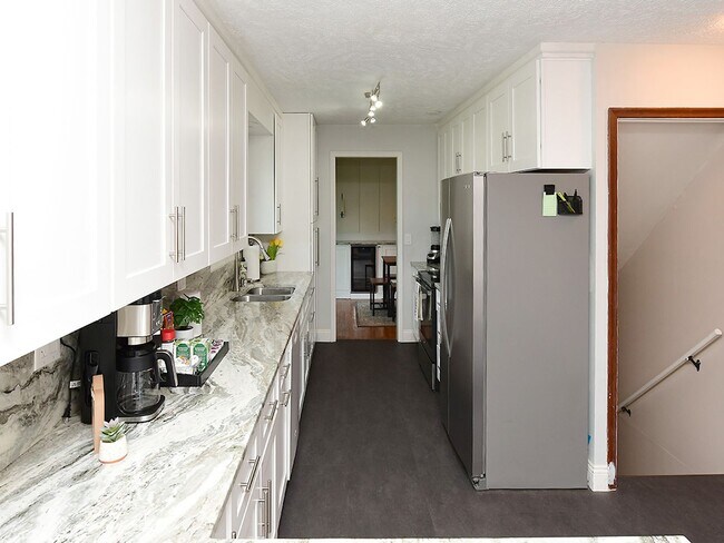 Building Photo - 619 S 68th St