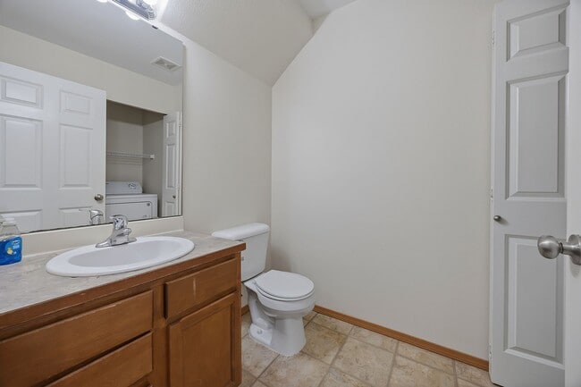 Building Photo - 3 bedroom 2.5 bath