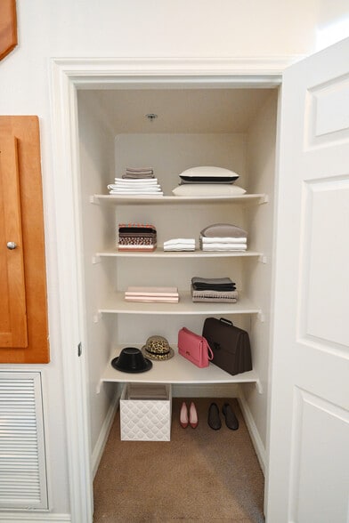 Building Photo - 5831 Seawalk Dr