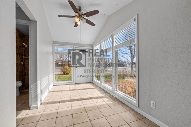 Building Photo - 903 W 15th St