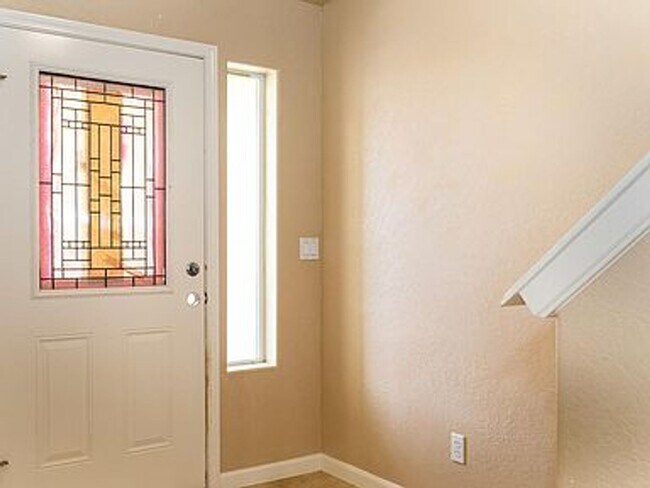 Building Photo - Beautiful 2 Story Townhome in Central Point