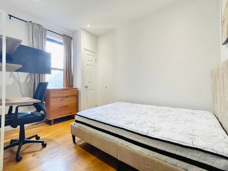 Building Photo - Furnished room/NOT APARTMENT