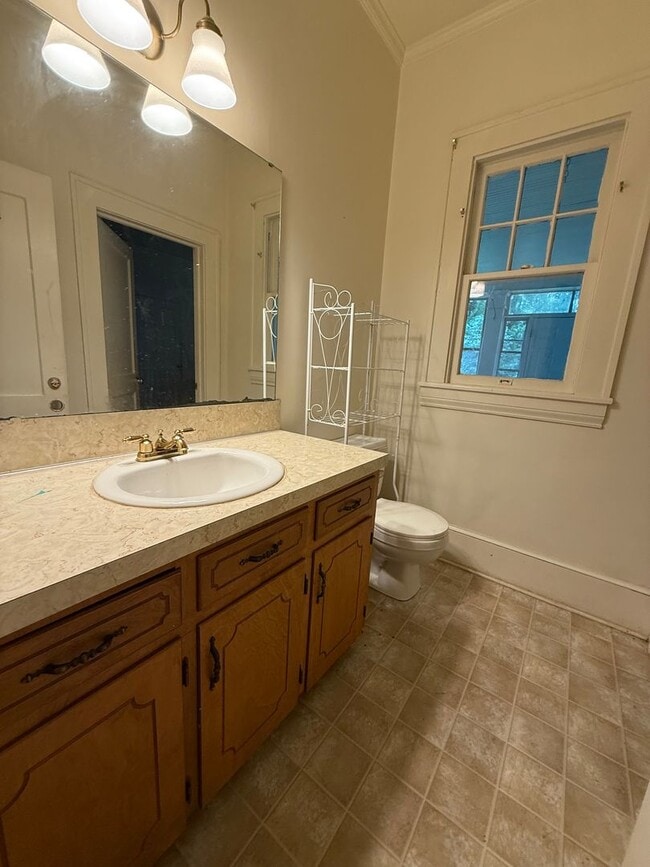 Building Photo - Large Home Available in Wadesboro