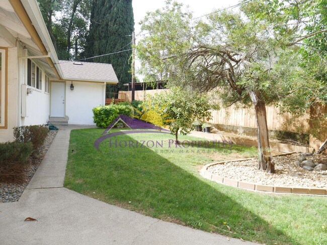 Building Photo - Remodeled 4 Bed 2 Bath 1,483 sqft in Fair Oaks