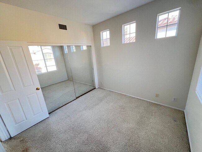 Building Photo - Charming Tustin Ranch Home in Gated Community on Golf Course!