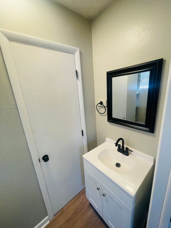 Building Photo - Duplex near Lake Jackson