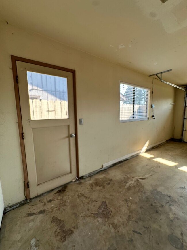 Building Photo - Charming Home Rent Ready !