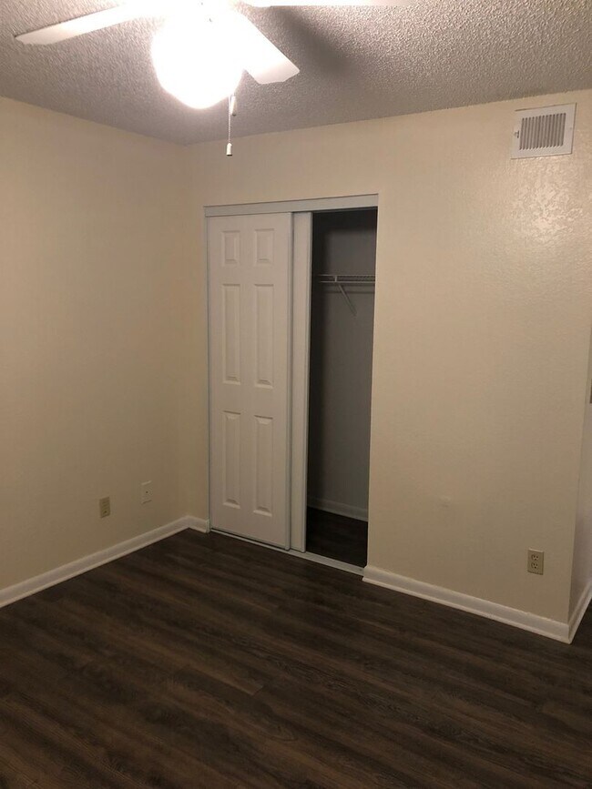 Building Photo - Lexington Place 2 bedroom Condo