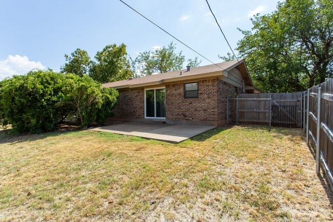 Building Photo - 3 Bedroom 2 Bath Home for Lease!