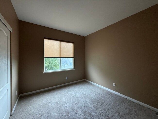 Building Photo - Private Cul-de-Sac Home in Gated Roseville Community with Views