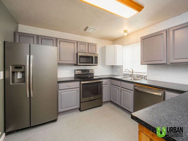 Building Photo - South Hill Gem! Spacious 3 Bedroom Home with Garage