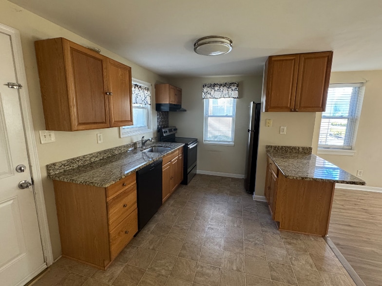 Building Photo - 8 Walnut Ave