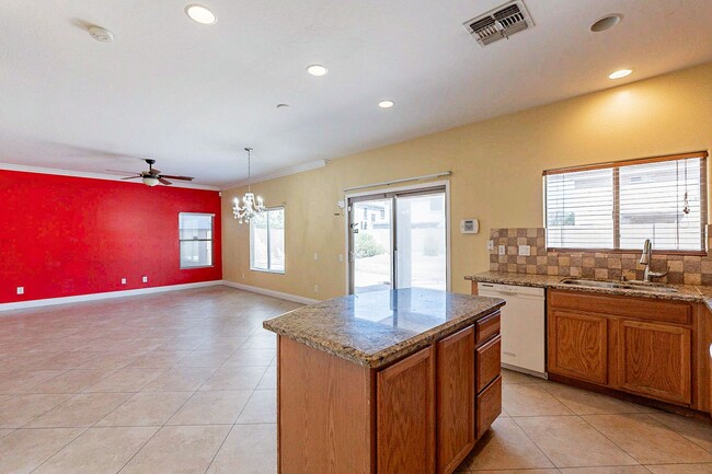 Building Photo - Spacious and Inviting 3-Bedroom Home Near ...