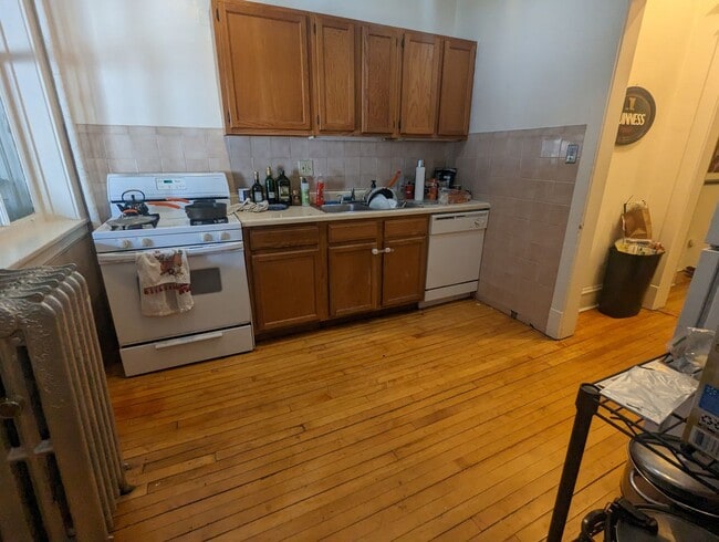 Building Photo - Very Spacious 2 BR/1 BA in Wrigleyville