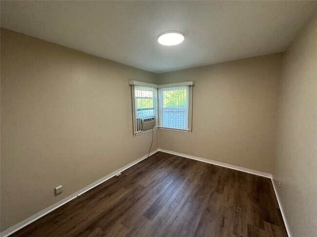 Building Photo - 901 N San Gabriel Ave