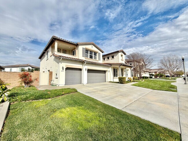 Building Photo - Spacious 5 Bedroom Wolf Creek Home with Balcony, Loft & Secondary Kitchen