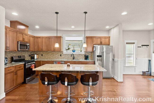 Building Photo - Gorgeous *Corner Lot* 4 BD* 2.5 BA* Single...