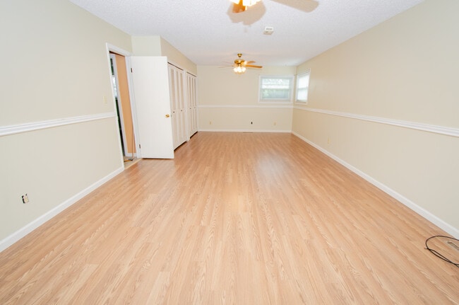 Building Photo - 215 Hillcrest Pl