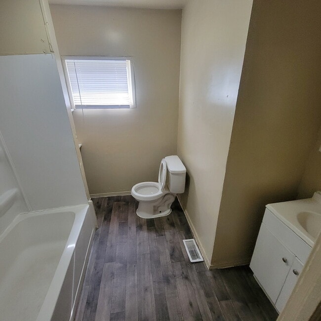 Building Photo - West Side 5BR/2BA House / Must See!